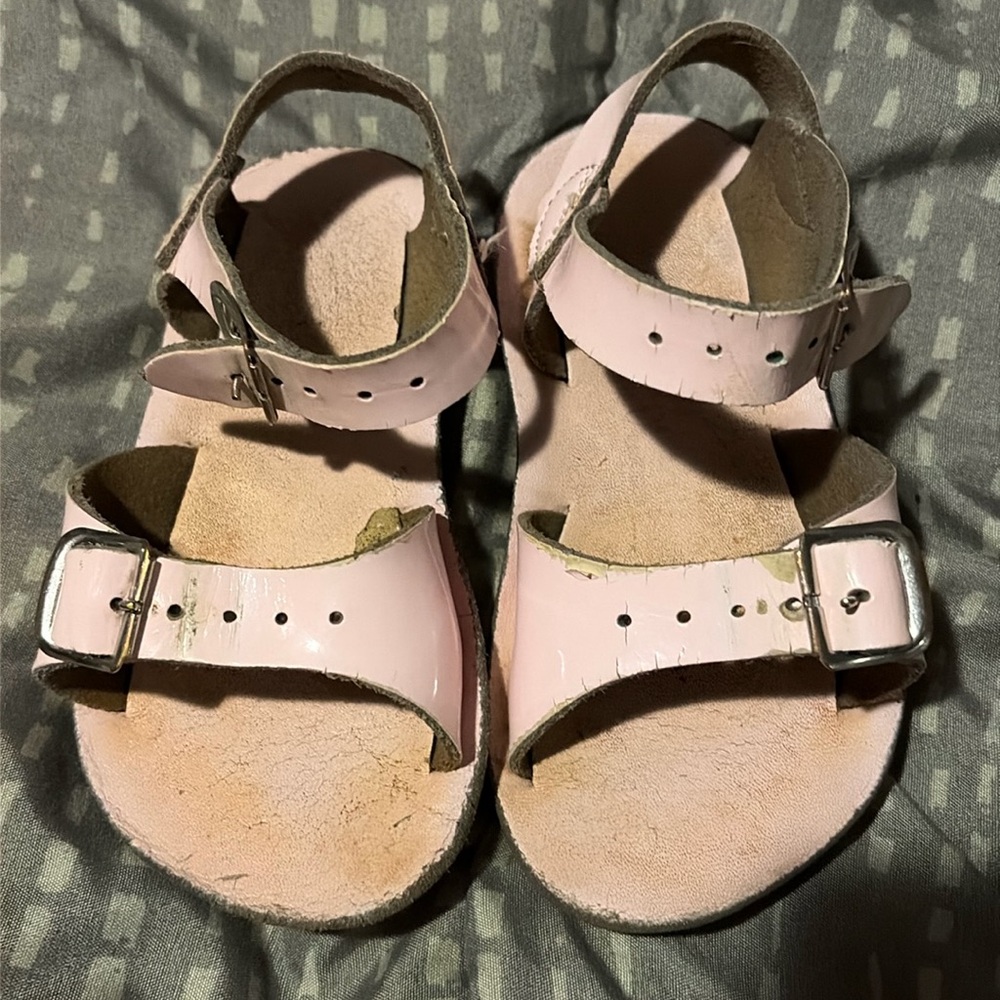 Toddler size 6 SunSans